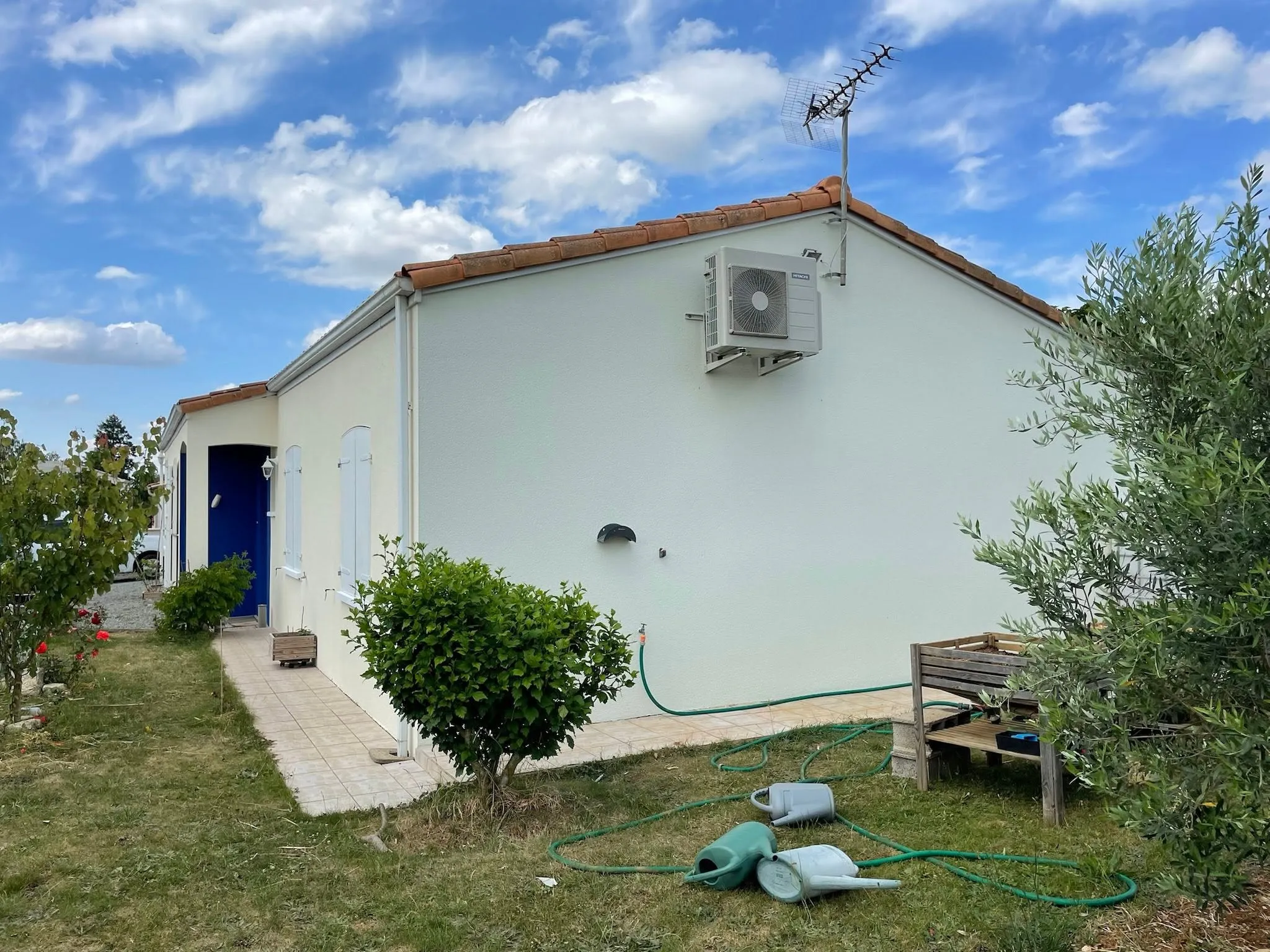 Façade extérieure rénovée par FG Peinture, artisan peintre en Vendée