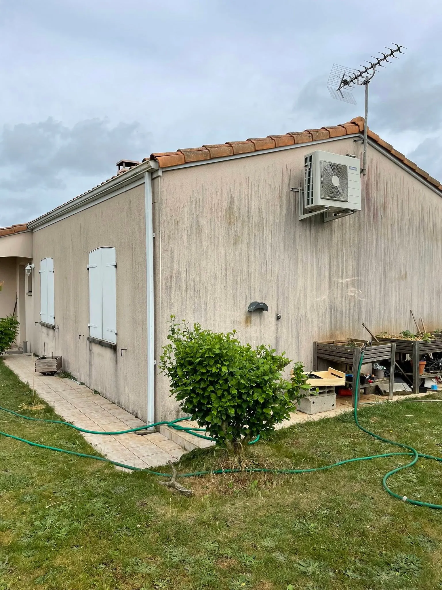 Nettoyage et peinture de façade — avant intervention